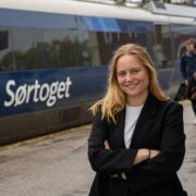 Oda Sofie Pettersen på perrongen foran Sørtoget