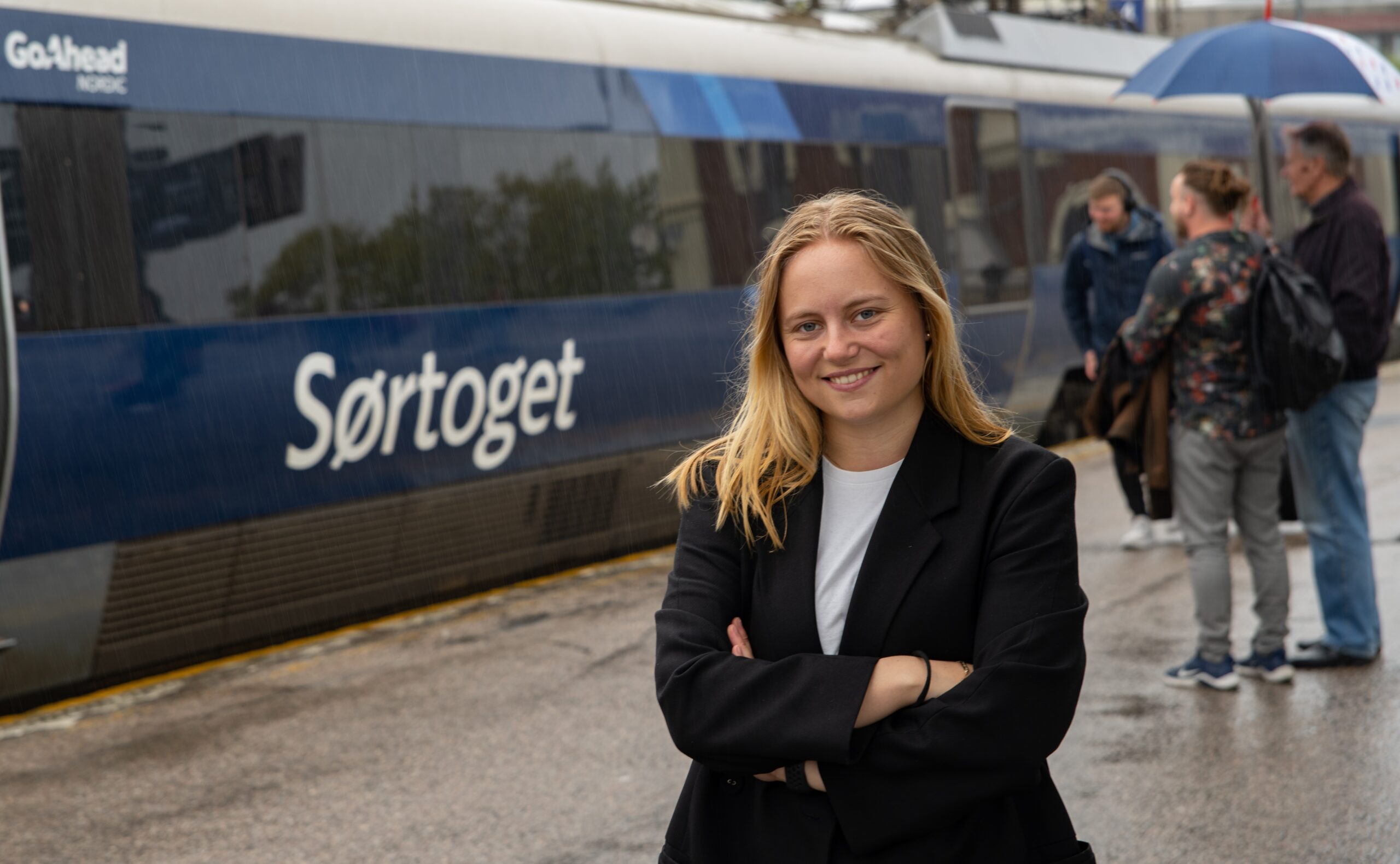 Oda Sofie Pettersen på perrongen foran Sørtoget